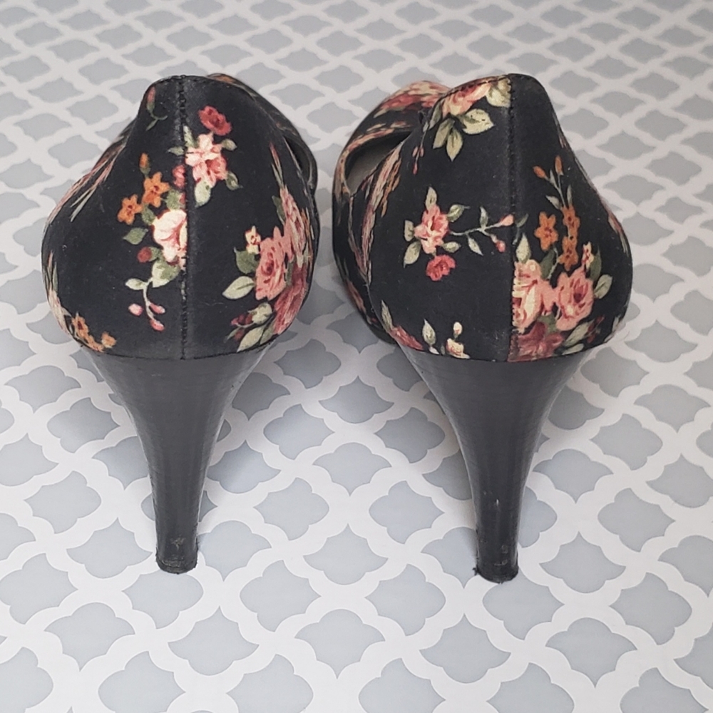 Spring Heels - Picture 3 of 3